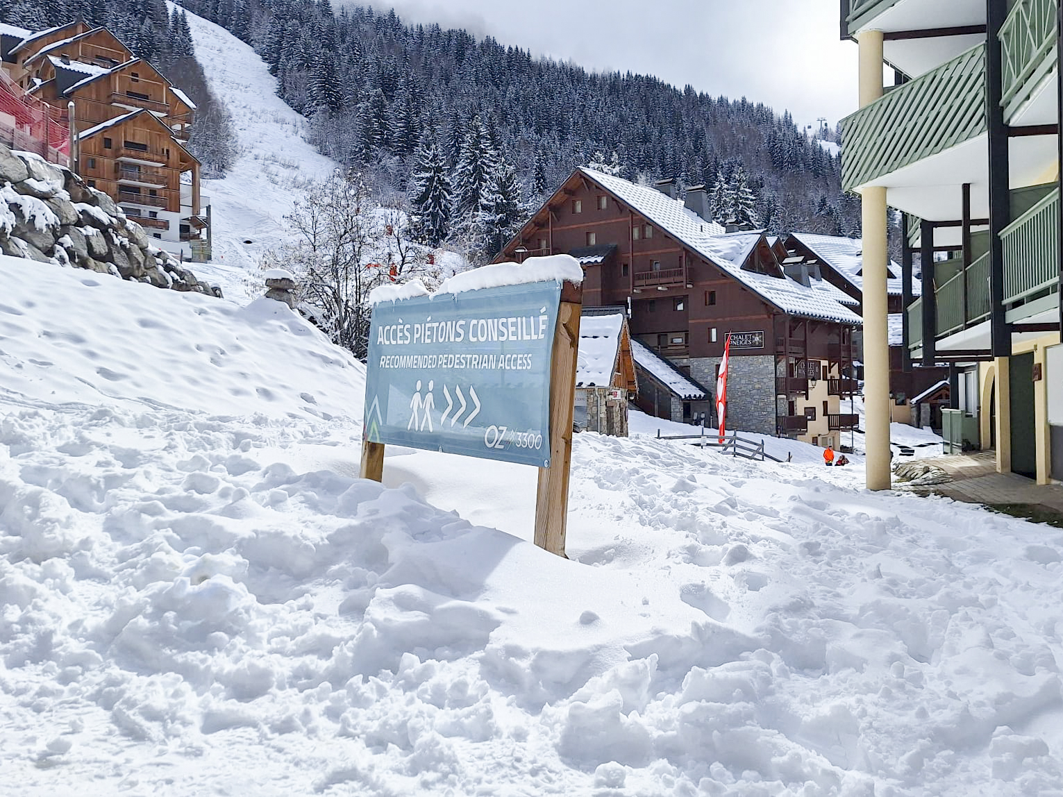 Pedestrian access sign at Oz 3300