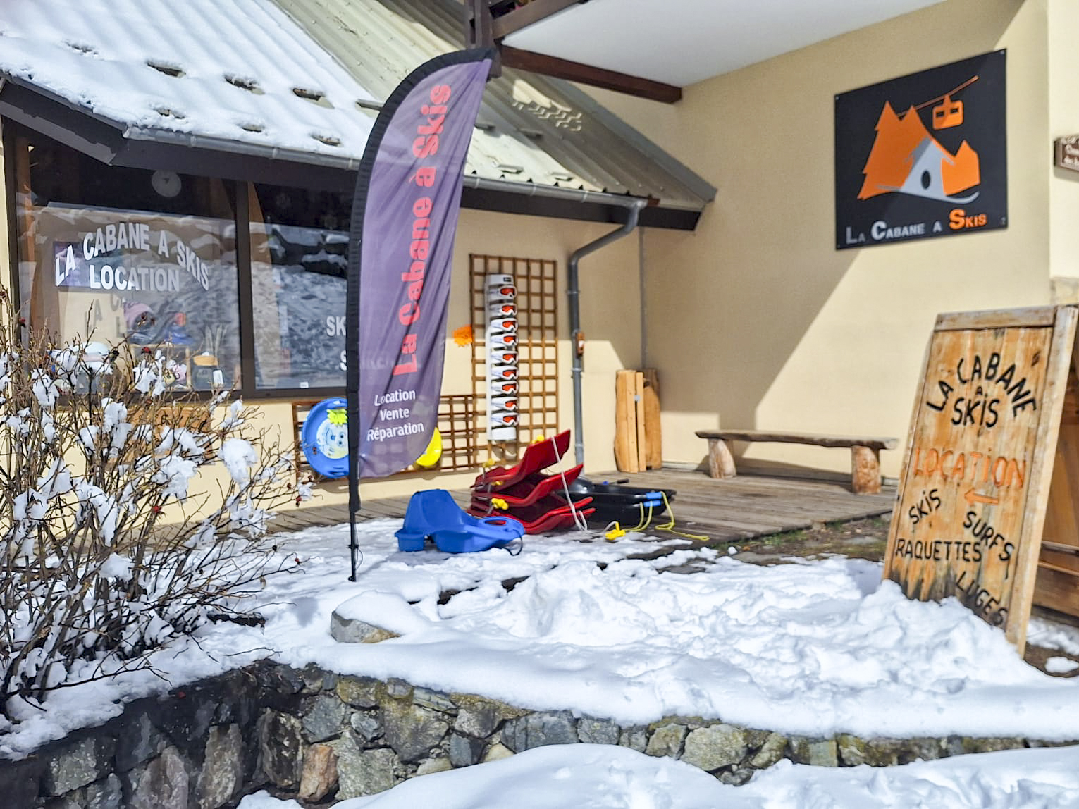 Snow-covered storefront of LA CABANE À SKIS